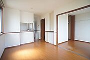 床色がダークブラウン色で落ち着きのある居住空間です。スライディングスクリーンを開けると洋室と一体にご使用いただけます！！