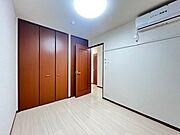 【北側洋室】あると嬉しいエアコンを備えた洋室は、画鋲や釘を使わずに、ちょっとした物かけに大変便利な化粧幕板付き♪