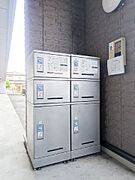 不在時の荷物受取に便利な宅配ボックス付きです♪