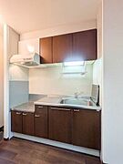 扉パネルをお部屋のカラーコーディネートに合わせてナチュラルテイストなキッチン♪水切り棚や上下に収納スペースを設けているので、食器や調理器具もしっかり収納可能です♪