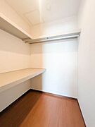 長い丈の衣類もハンガーにかけたまま収納できるハンガーパイプや、衣装ケース収納に便利な中段、小物収納に便利な枕棚付きのウォークインクローゼット♪