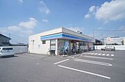 ローソン結城アクロス通り店まで徒歩3分（230ｍ）【もちろん24時間営業】