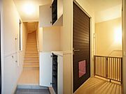■玄関■　上下に分かれた下駄箱は中板が可動式でブーツ等もスッキリ収納♪　■2Ｆホール■　室内のペットが戸外に飛び出すのを防ぐだけでなく、小さいお子さんの転落防止にも役立ドッグフェンス♪（取り外し可能）