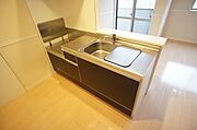 ■キッチン■　吊戸棚のないオープンカウンターキッチンは開放的で明るく、テレビを見ながらや会話を楽しみながら、料理が出来る人気アイテム♪