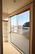 ■サンルーム■　【※入居中または補修工事中のため、同タイプの写真です。設備・仕様・内装色など実際と異なることがあります。】雨天・曇天時だけでなく花粉対策に効果的なサンルーム付き！※反転タイプ。