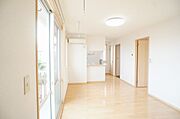 ◆ＬＤＫ　12帖◇カウンターキッチンがオシャレ♪南面にレイアウトしてあり明るく風通しの良い空間。エアコン・ＬＥＤ照明備え付き。