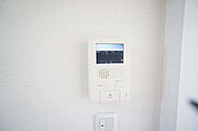■インターホン■　来訪者を事前に声と映像で確認できて安心なカラーモニター付インターホン！