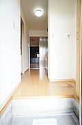 ■玄関ホール■　玄関を入るとキッチンです♪手前には下駄箱と洗濯機置き場があります♪