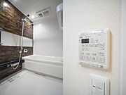 【バスルーム】ワイドミラーとタイル調のアクセントパネルが高級感のあるバスルームです。追焚給湯だけでなく暖房・乾燥・涼風・24時間換気や、節水効果のあるクリックシャワー等、高機能です♪