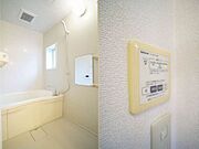 【浴室】換気と採光を考慮した小窓があって明るく清潔感あるバスルームは、『追焚給湯』『24時間換気』機能付♪