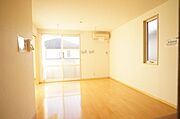 【ＬＤＫ】キッチン側から撮影したリビングの様子です。角部屋なので2面に窓があり、採光の取れた明るいお部屋です♪『エアコン』『室内物干し器具（ホスクリーン）』付♪