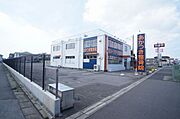 『あかつき整骨院』の奥にアパートがあります♪