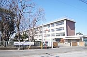 雀宮中央小学校が道路挟んで向かい側にあります（徒歩1分・60ｍ）♪