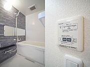 【バスルーム】ワイドミラー・アクセントパネルがお洒落なバスルーム。『追焚給湯』『24時間換気』機能付。