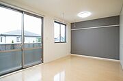 【ＬＤＫ】南面に2種類の窓があり、採光の取れた明るいリビング♪