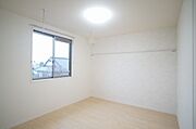 【南洋室】リビング隣接の南側洋室には、部屋干し出来る室内物干し器具『ホスクリーン』付なので、雨の日や花粉の多い時期の洗濯物も安心です♪こちらも『ＬＥＤシーリングライト』付♪