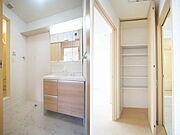 【洗面脱衣所＆ＬＤＫ収納】収納たっぷりの三面鏡洗髪洗面化粧台と洗面所手前にある棚付収納です。