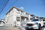 建物南面は駐車場と道路になっており、日当たり良好♪