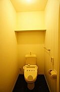 幅広い年齢層から支持されている今や必須アイテムの温水洗浄暖房便座♪冬場も便座が暖かくご使用いただけます♪上部には棚があるので、トイレットペーパーのストックや掃除用品の収納もできます♪