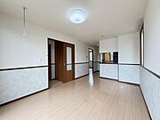 素朴な味わいでリラックスムードを引き出すしつらえ。爽やかさのなかに、凛とした風情も印象的なリビング＆ダイニング。