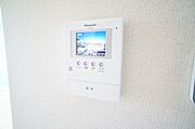 不在時の来訪者も確認できて安心な録画機能付きカラーモニターホンは、防犯効果が高く、安心・安全なシャーメゾンライフをご提供します♪手動操作も可能なのでモニターボタンでいつでも玄関前の様子も確認できます♪