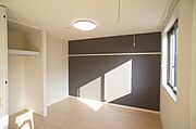 【南洋室6．0帖】リビング隣接の洋室は、寝室以外にも室内物干し付きなので、部屋自体をランドリー＆収納スペースとしたり、お子さんのプレイルームとしたりできます♪