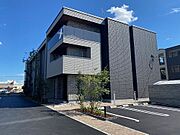 モノトーンを基調としたシックな外観です。ホテルライクな共用部は必見です！