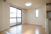 ■ＬＤＫ■明るく開放的なＬＤＫは快適な住空間をプロデュース♪嬉しい居室照明・エアコン付♪2面採光も嬉しい♪