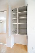 キッチン横のペット用トイレスペースと収納棚♪ペットがいなくても日用品収納スペースとして大変便利です♪
