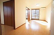 【キッチンから見たリビング＆ダイニング】奥行きがあるので、メリハリのある空間の使い分けができます♪
