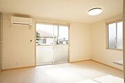 【ＬＤＫ13．1帖】建物前面は当シャーメゾンの駐車場のため、採光性も風通しも良い居心地の良いくつろぎ空間です♪