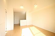 ダウンライトの照明が付いた吹き抜けのお部屋です☆天井が高く解放感あります！