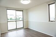 ■ＬＤＫ■角部屋のため、2面採光を採用しており明るく開放的な空間です♪嬉しいＬＥＤ照明・エアコン付♪