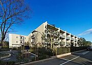 街に調和した建物ながら存在感があります。