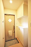 【玄関ホール】右側にはセパレート式のシューズクローゼットがあります。