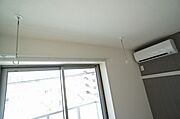 【室内物干し】屋外だけでなく室内でも洗濯物が干せる「室内物干」です☆　長さを調節したり、着脱もできるようになっています♪