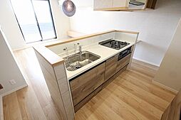 ＜キッチン＞食器洗浄機とカップボードも完備された美しさと機能性を兼ね備えるシステムキッチンです。