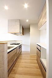 ＜キッチン＞食器洗浄機とカップボードも完備された美しさと機能性を兼ね備えるシステムキッチンです。