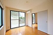 【洋室】6．4帖の洋室です☆この部屋は角部屋なので窓が二面あります☆エアコン1台付☆