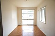 洋室（リビング）、角部屋で明るい雰囲気です