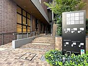 1階から3階は多種多様な店舗等にご利用いただいており、4階以上がレジデンスとなります。