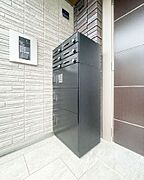 防犯にも考慮したオートロック。入口には宅配ＢＯＸ・防犯カメラ付きです。
