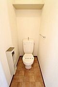 【トイレ】床をお洒落な柄にしました！上部に棚があり、トイレットペーパーなどストックしておけます。