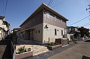 北西側より撮影。玄関までのおしゃれなアプローチがあります。