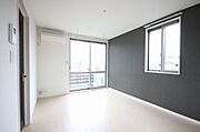 2面採光のお部屋で光が差し込む明るいお部屋です。