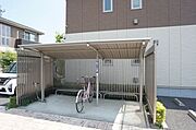 駐輪場とその奥には防犯カメラもついております。