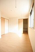 【洋室】収納たっぷりでモノの出し入れがしやすいウォークインクローゼット。収納を活用してお部屋をすっきり使えます。脱着可能な室内物干しもあって便利。