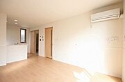 【ＬＤＫ】エアコン1台付。ナチュラルモダンカラーのお部屋です。