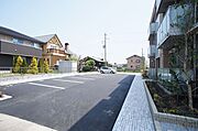 北側は歩行者用スペースとしてスタンプコンクリートを用い、アスファルトと区別した外構です。