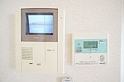 ■こだわりの設備■左がＴＶモニター付きインターホン、右は追いだき機能付き給湯器。当社のこだわり設備で快適な生活を♪